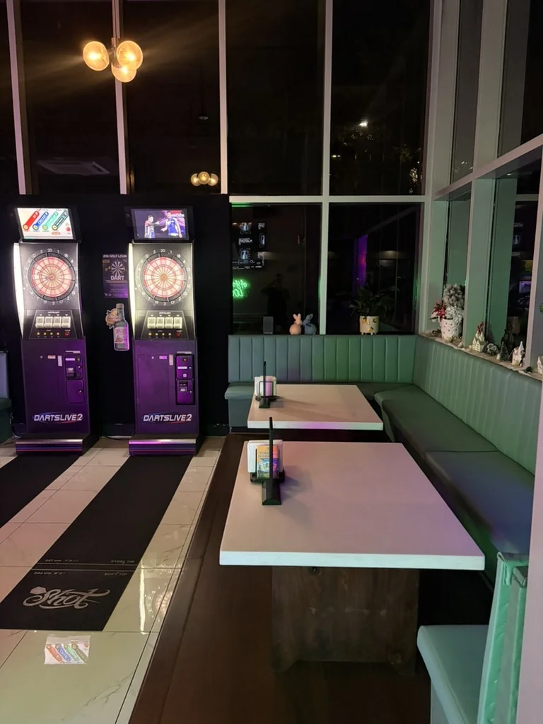 アヤ・ゴルフ・ラウンジ ホノルルのDartsLive2ダーツマシンとブース席 — 月例ダーツトーナメントの会場