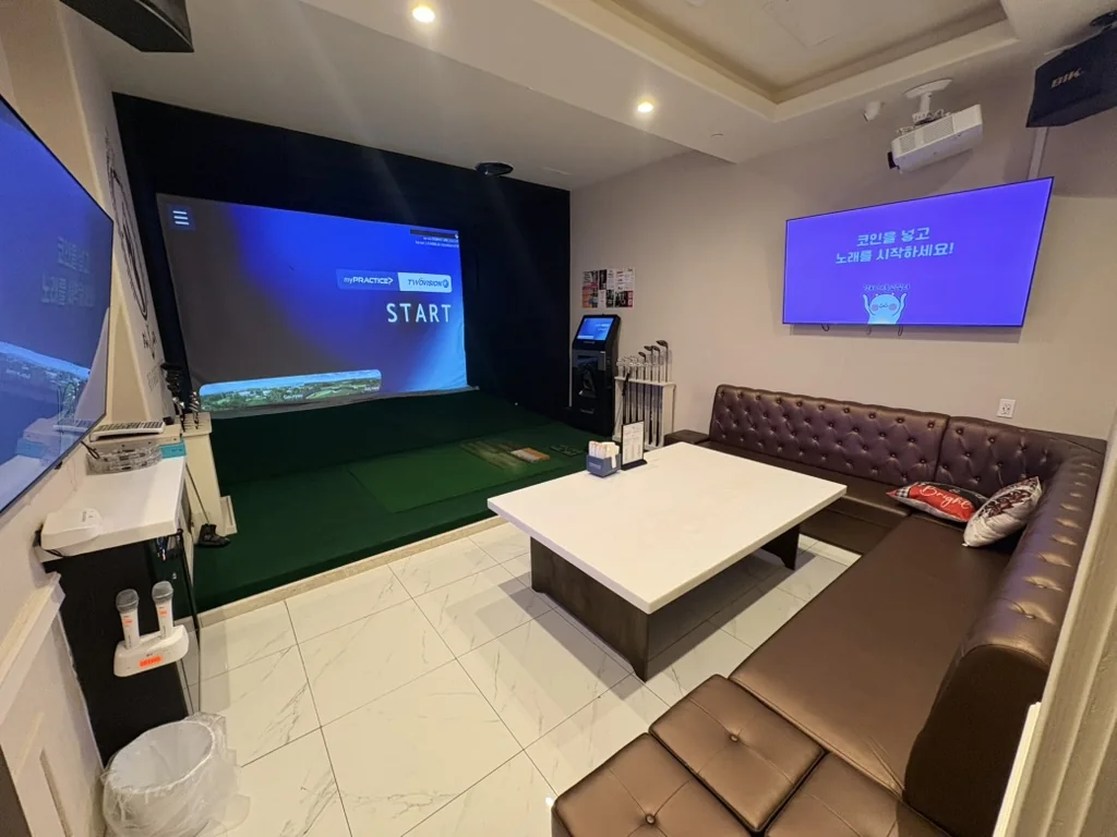 ホノルル、アヤ・ゴルフ・ラウンジのスタンダードスイート — プライベートGolfzonゴルフシミュレーター、カラオケ機材、ラウンジ席を完備、4人グループ向け