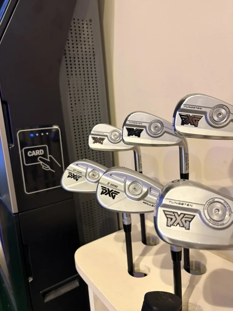 アヤ・ゴルフ・ラウンジ ホノルルで利用可能なPXGアイアン — S-Grind、Tungsten、Milledモデルをゲスト用に常備