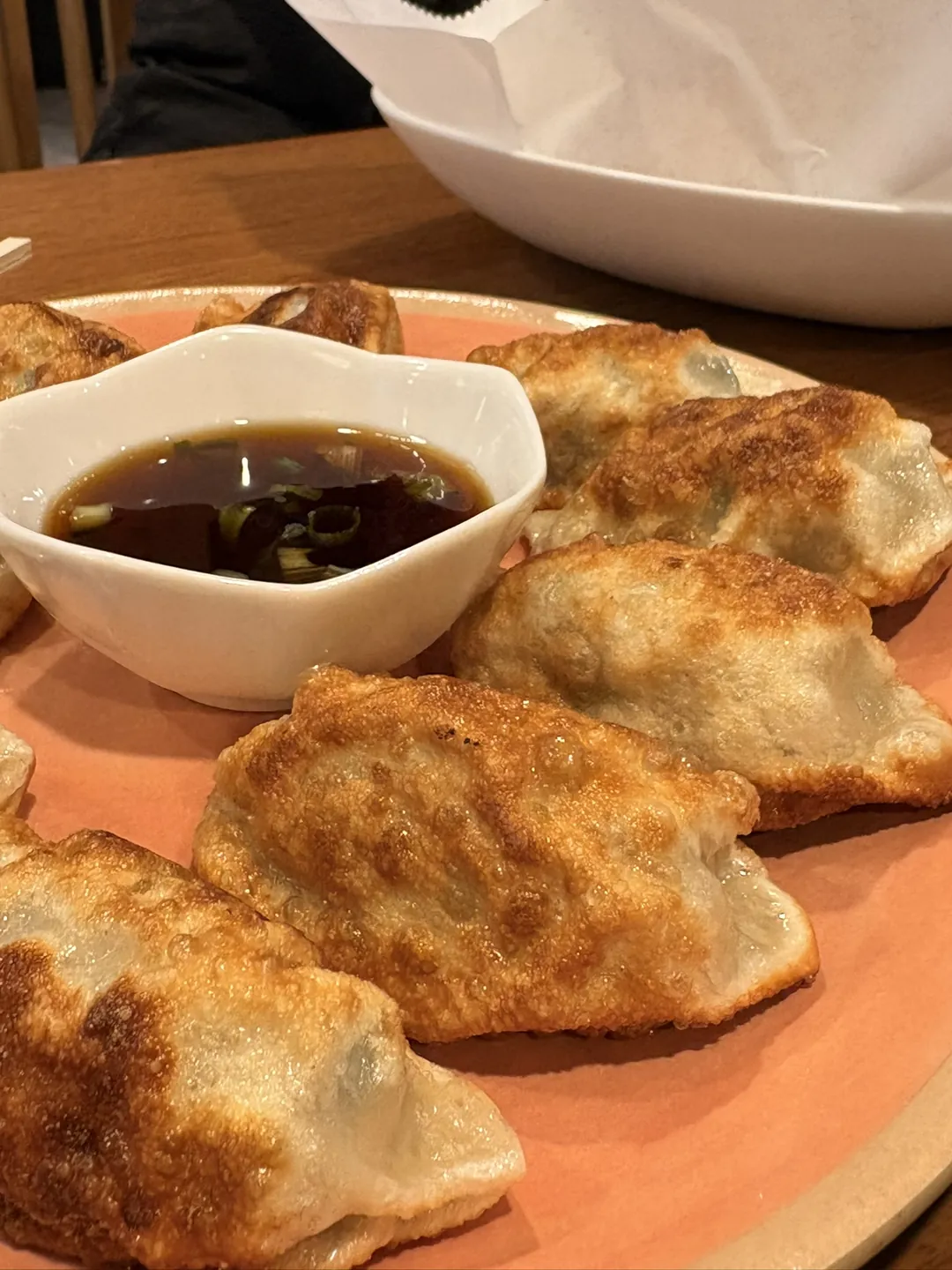 グッドチキン ワイキキの手作り豚マンドゥ(韓国餃子)とつけだれ