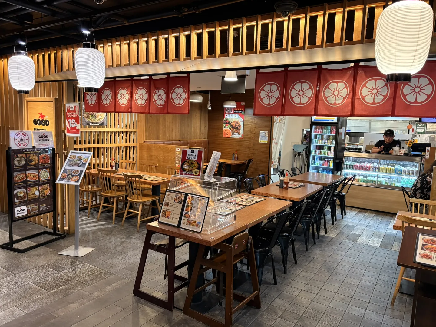 ワイキキのStix Asia内にあるグッドチキンの店頭。赤い暖簾とカマアイナ割引の表示