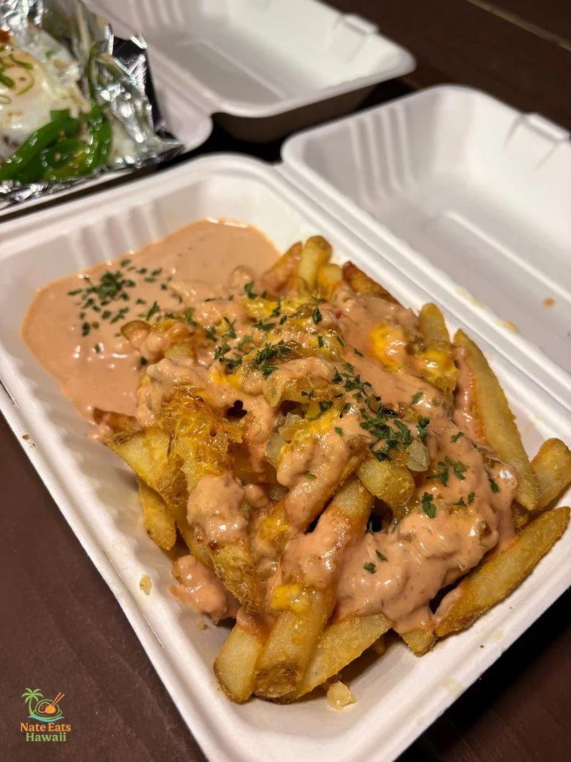 Rice & FriesのAnimal Style Fries — カリカリのゴールデンフライにキャラメリゼしたグリルオニオン、とろけるチーズ、自家製サウザンアイランドソース