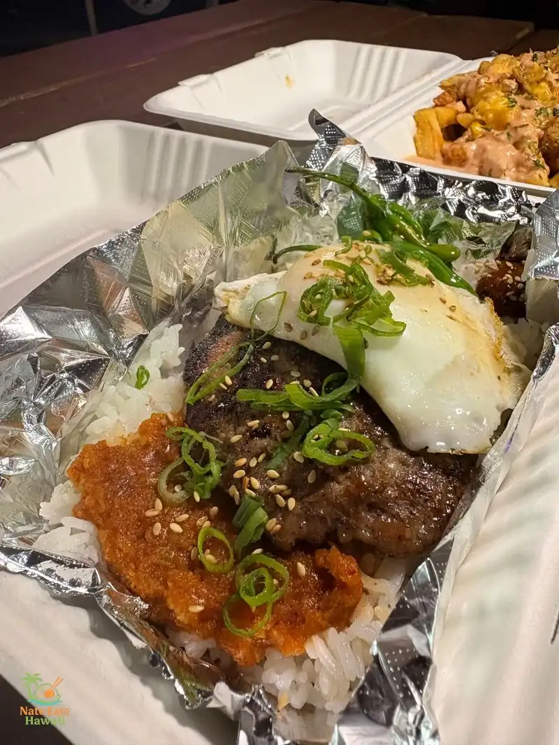 Rice & FriesのK-Loco Moco — プルコギパティに目玉焼き、キムチグレイビー、グリーンオニオン、ごま、ししとうをのせ、白ご飯の上にサーブ