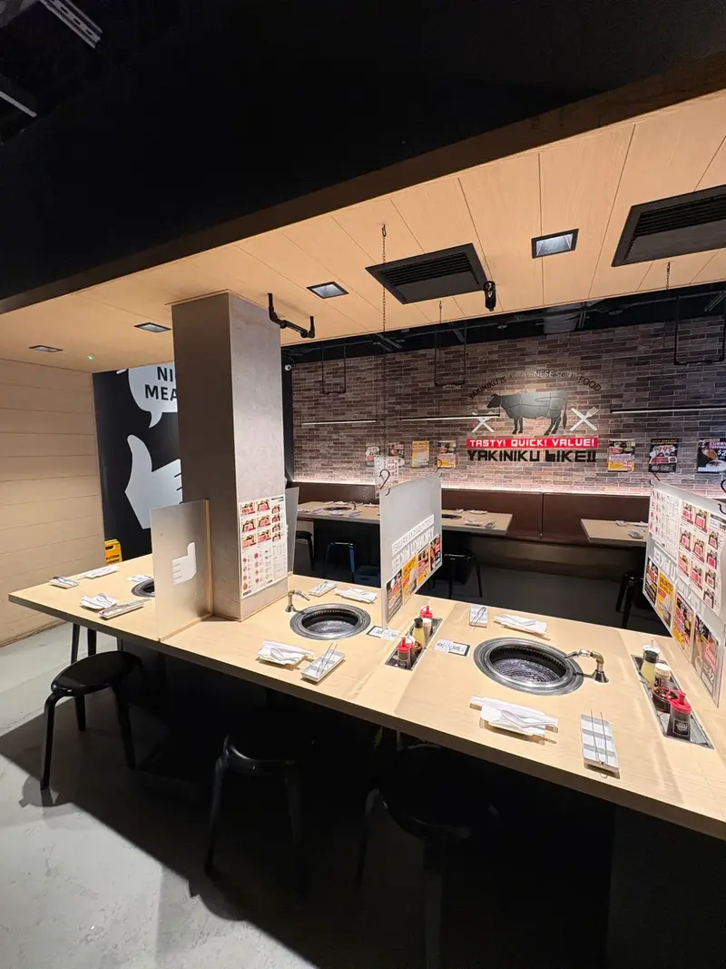 Yakiniku Like Hawaii seating showing individual grill stations with partitions for solo diners