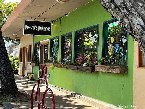Bowles Burritos - Photo 2 of 4 | NateEatsHawaii restaurant gallery and food photos from Oahu, Hawaii