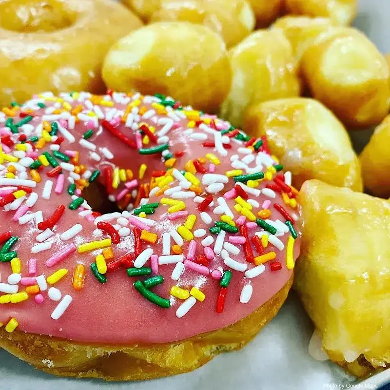 Donut king Waikiki - Photo 2 of 6 | NateEatsHawaii restaurant gallery and food photos from Oahu, Hawaii