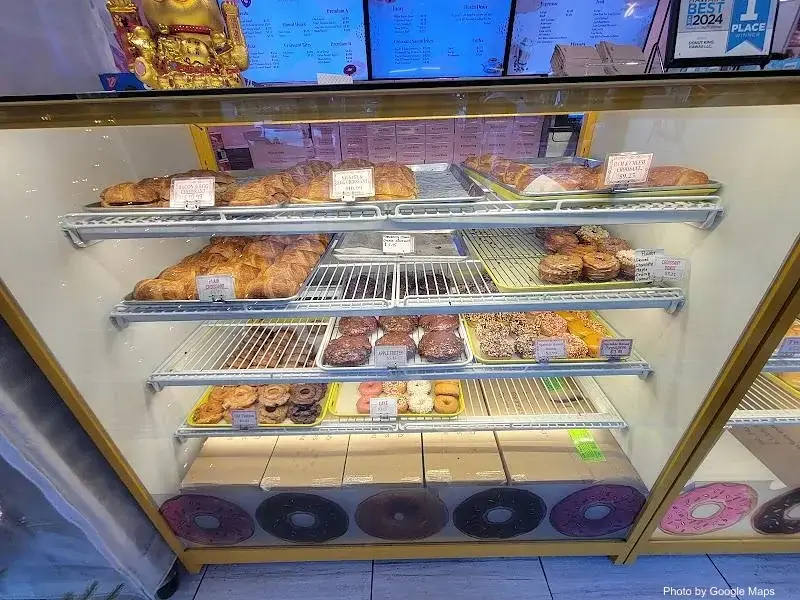 Donut king Waikiki - Photo 3 of 6 | NateEatsHawaii restaurant gallery and food photos from Oahu, Hawaii
