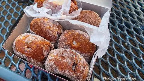 Leonard's Bakery Malasada Truck - Photo 3 of 4 | NateEatsHawaii restaurant gallery and food photos from Oahu, Hawaii