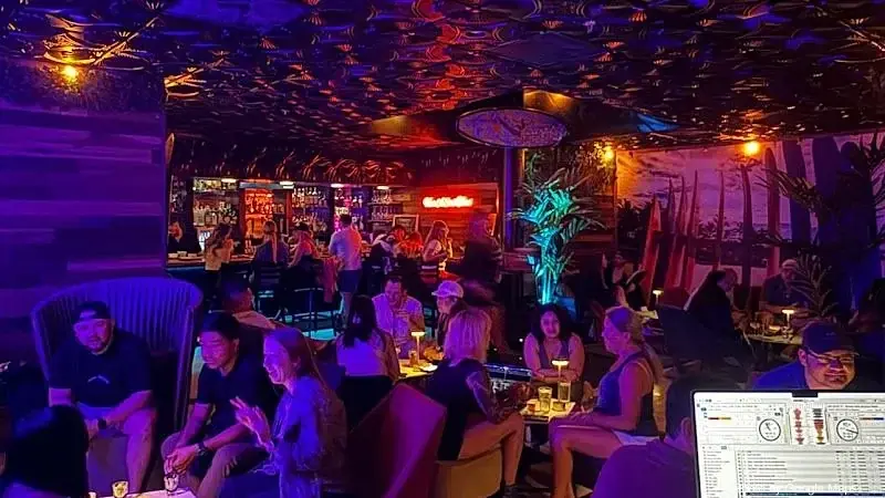 Surf Bar Waikiki - Photo 3 of 6 | NateEatsHawaii restaurant gallery and food photos from Oahu, Hawaii