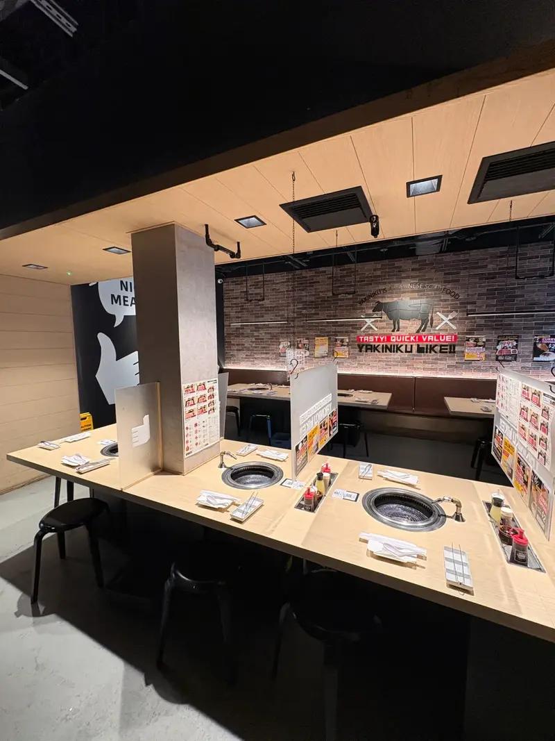 Yakiniku Like Hawaii seating showing individual grill stations with partitions for solo diners