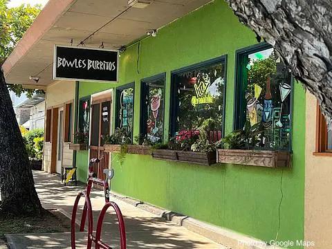 Bowles Burritos - Photo 2 of 4 | NateEatsHawaii restaurant gallery and food photos from Oahu, Hawaii