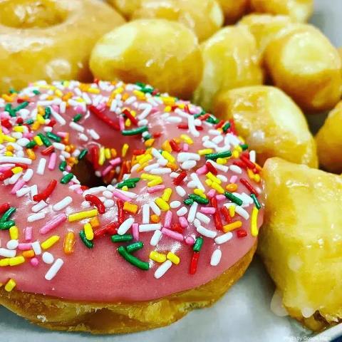 Donut king Waikiki - Photo 2 of 6 | NateEatsHawaii restaurant gallery and food photos from Oahu, Hawaii