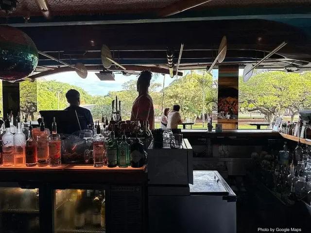 Hula’s Bar & Lei Stand