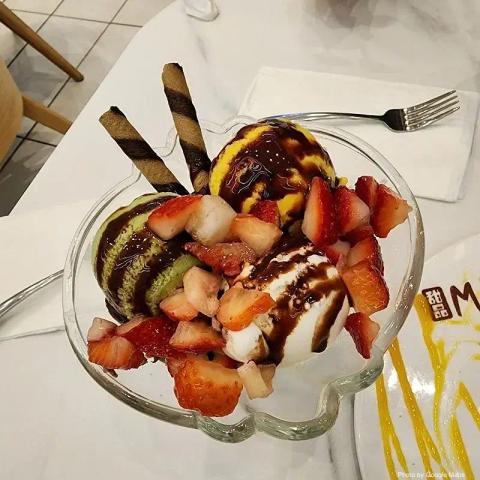 Mango Mango Dessert - Ala Moana Center - Photo 2 of 6 | NateEatsHawaii restaurant gallery and food photos from Oahu, Hawaii